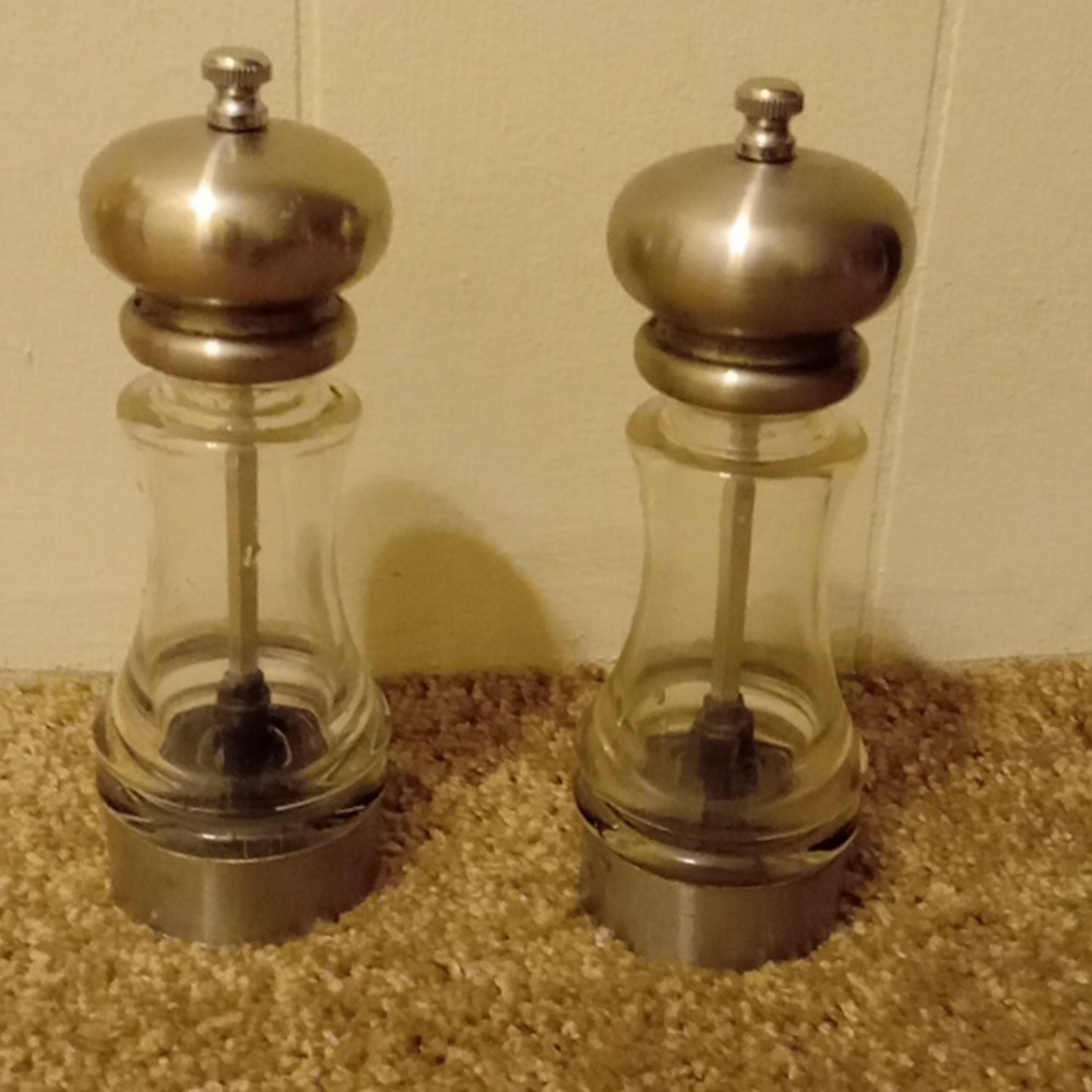 Deluxe restaurant style salt and pepper shakers